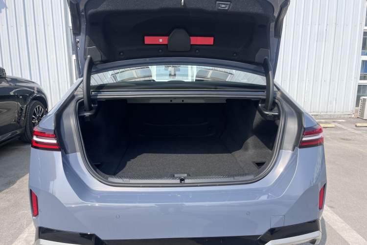 Used BMW i5 2024 eDrive 35L M Sport Package Interior 5