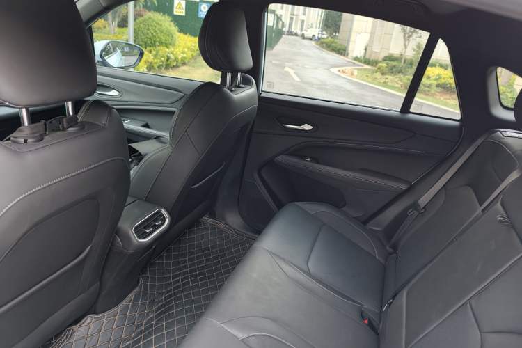 Used Livan 7 2023 450 km – Chasing Clouds