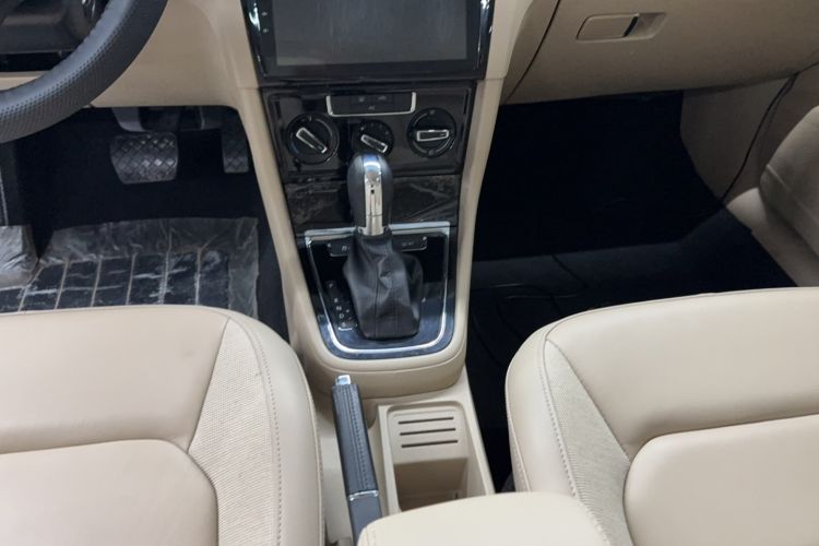 Used Volkswagen Bora 2014 1.6L Automatic Comfort Model Gear Lever