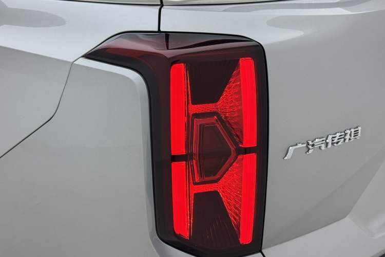 Used GAC Trumpchi GS8 2022 Dual-Engine Series 2.0TM Two-Wheel Drive Prestige Edition (7 Seats) Exterior 2