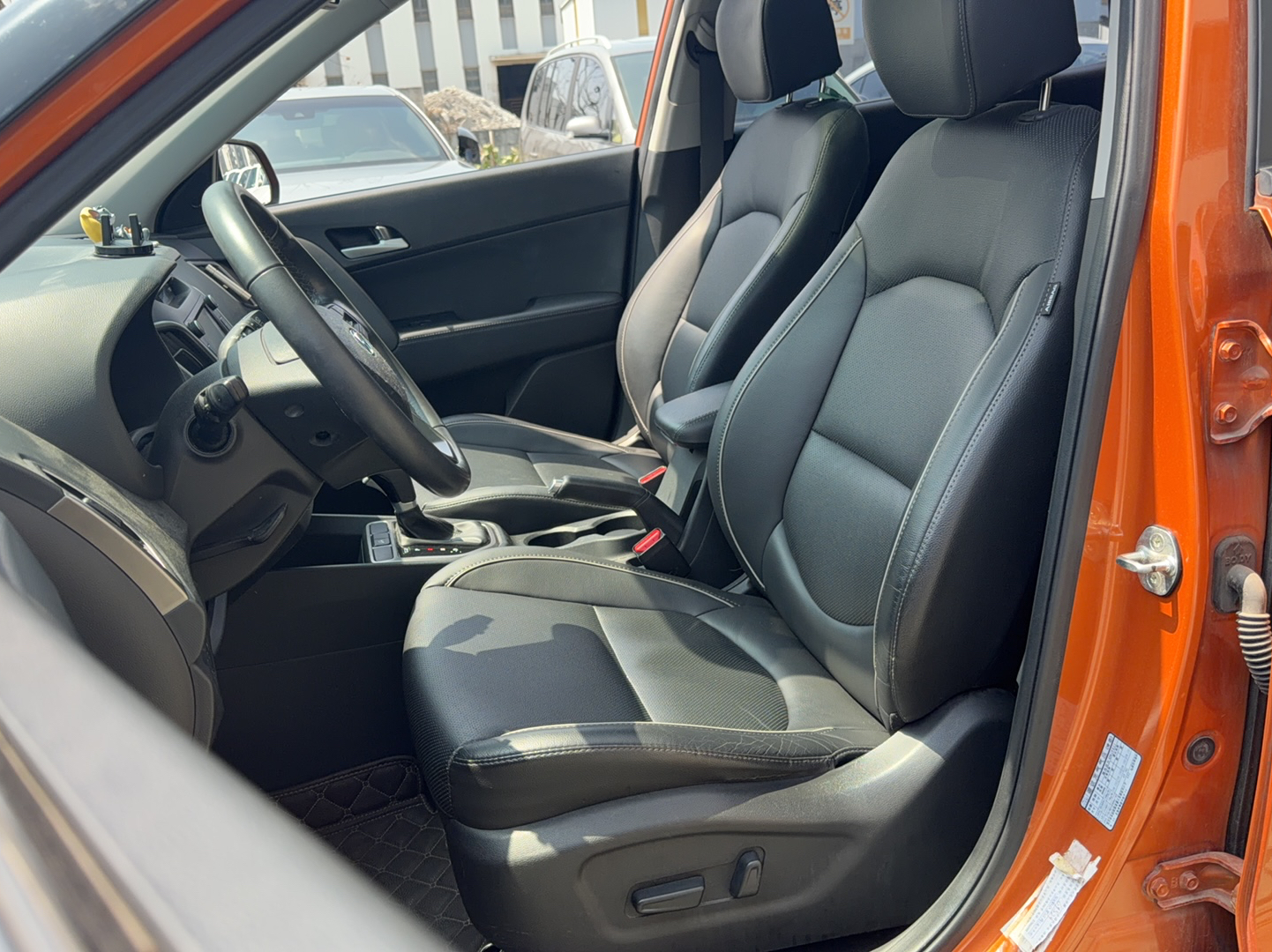 المقاعد الأمامية داخل السيارة