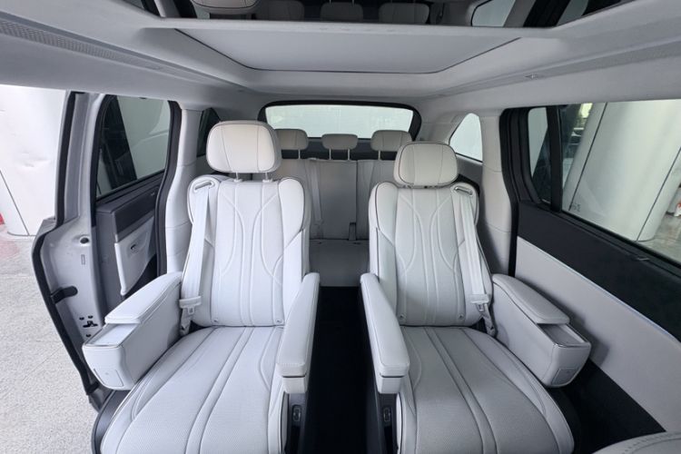 Used XPeng X9 2025 650 Long-Range Max Interior 4