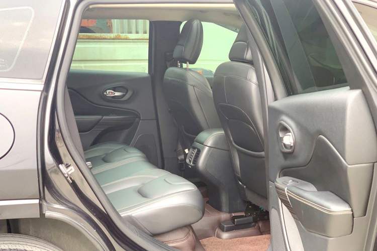 Used Jeep Cherokee 2016 2.4L Leading Edition Interior 6