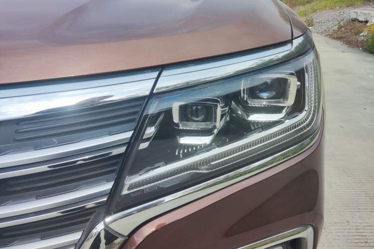 Used Roewe RX8 2018 30T Smart Connectivity Two-Wheel Drive Flagship Edition
