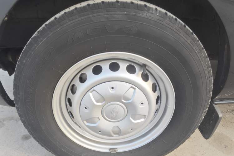 Used Ford Transit 2020 2.0T Diesel Multi-Function Commercial Vehicle Mid-Chassis Low-Roof Design with Dual Rear Doors Meeting China VI Emission Standards
