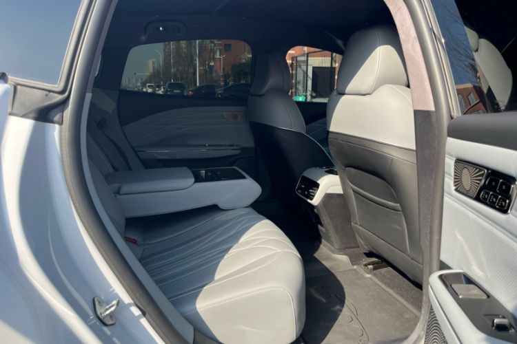 Used Geely Galaxy E8 2025 700 km Long-Range Intelligent Driving Version Interior 3