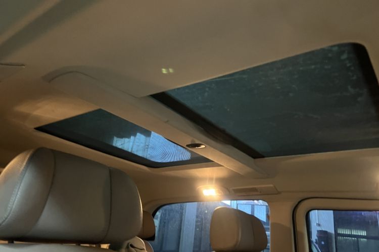 Used Mercedes-Benz Viano 2014 3.5L Premier Edition Interior 8