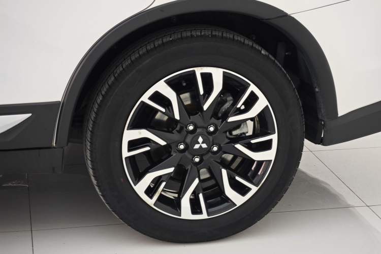 Used Mitsubishi Outlander 2019 2.4L 4x4 Zhi Xiang Edition 5 Seats China VI Standard
