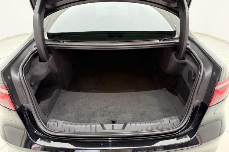 Used Jaguar XFL 2024 2.0T P250 Two-Wheel Drive Prestige Luxury Edition