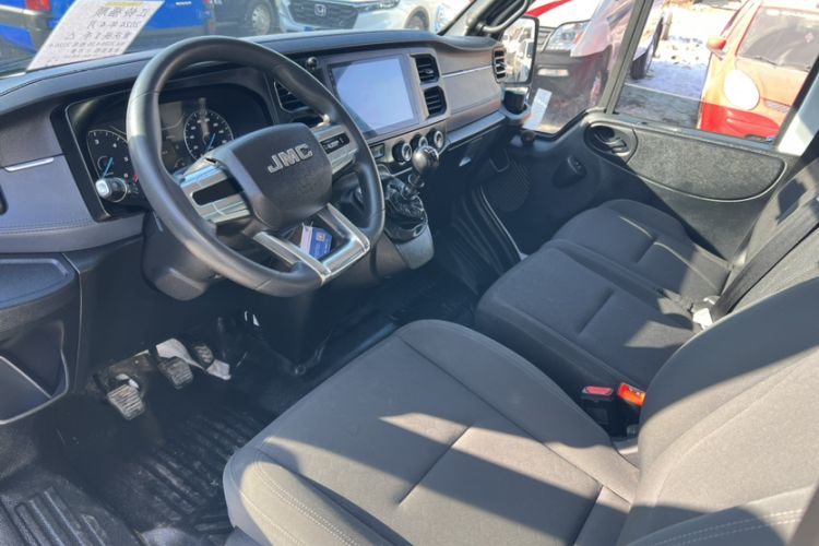 Used JMC Fushun 2023 2.0T Manual Short Wheelbase Low-Roof Commercial Multi-Purpose Passenger Vehicle 6 Seats with Lift-Up Tailgate