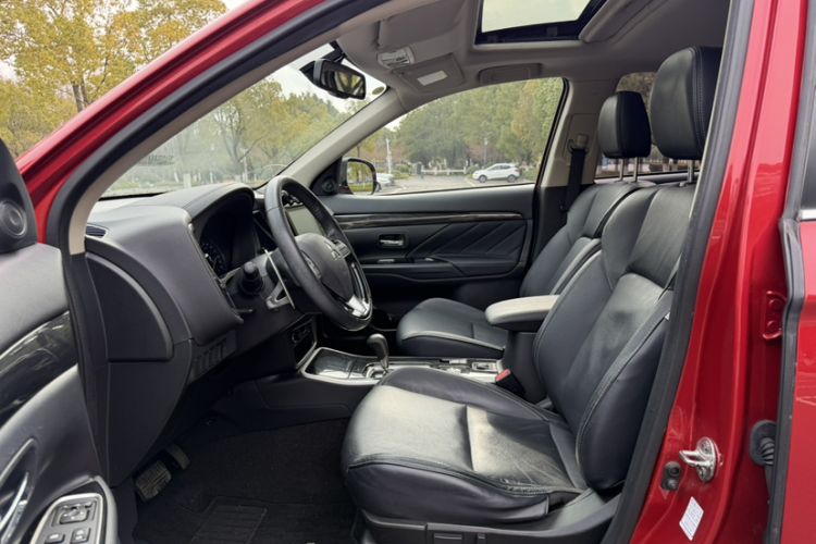 Used Mitsubishi Outlander 2019 2.4L 4x4 Zhi Xiang Edition 7 Seats China V Emission Standard
