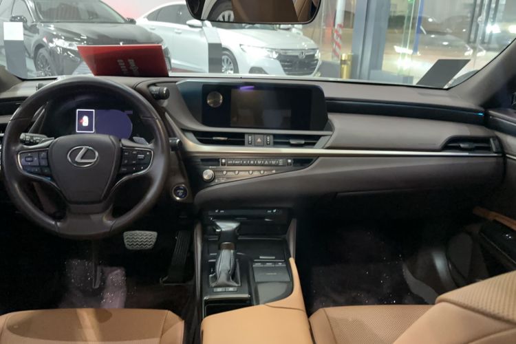 Used Lexus ES 2020 300h Premier Edition Interior 3