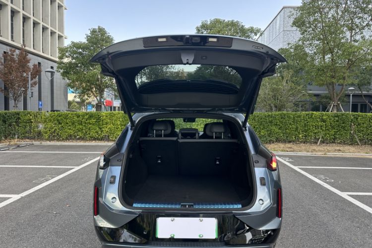 Used Lynk & Co 08 EM-P 2025 220 km All-Wheel-Drive Performance Halo Trunk