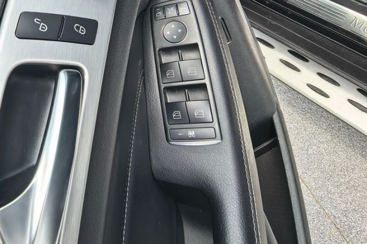 Used Mercedes-Benz M-Class 2014 ML 320 4MATIC Interior 9