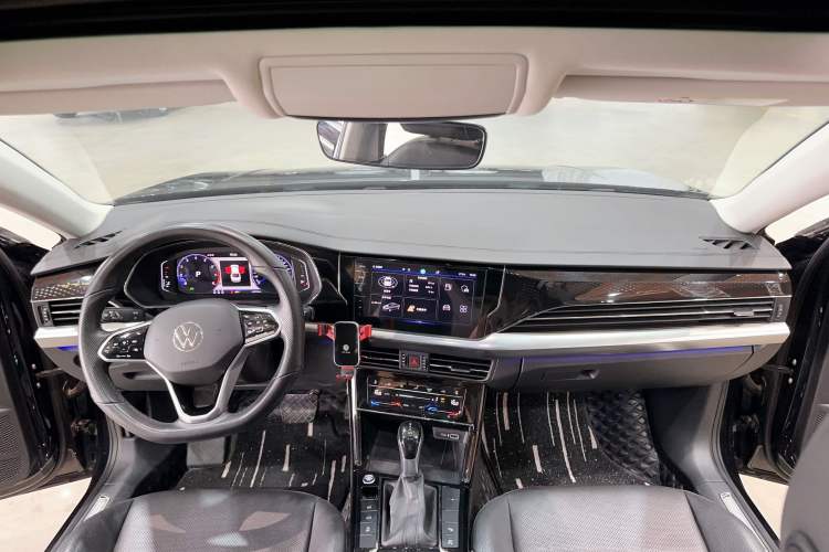 Used Volkswagen Passat 2023 Facelift 330TSI Luxury Edition Interior 2