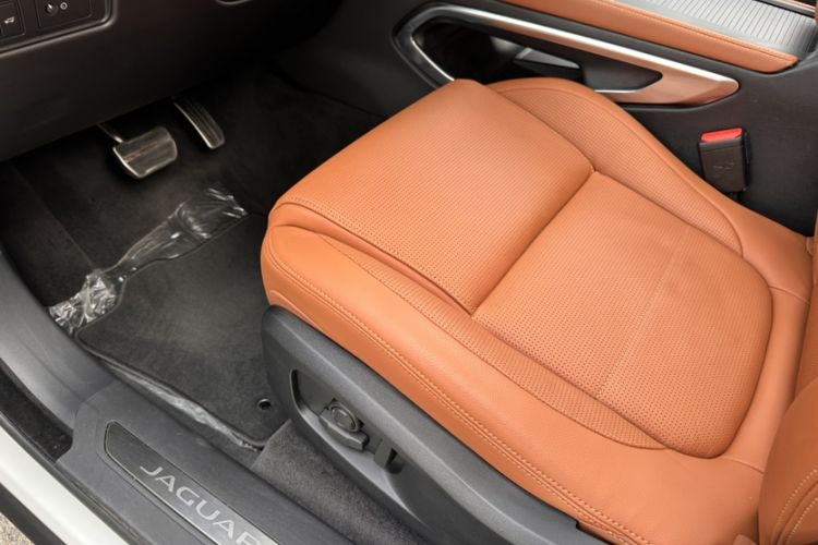 Used Jaguar F-PACE 2024 P250 R-Dynamic SE Interior 4