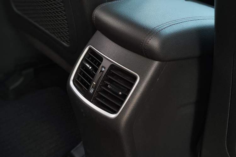 Used Hyundai Tucson 2015 1.6T Dual-Clutch Two-Wheel-Drive Smart Model Interior 5