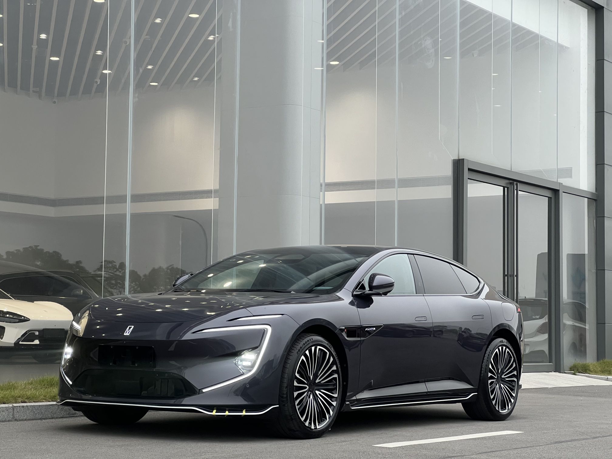 Под передней частью автомобиля