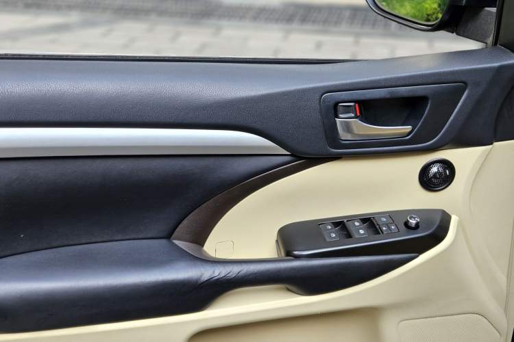 Used Toyota Highlander 2018 2.0T Two-Wheel Drive Elite Edition 5 Seats Emission Standard China V
