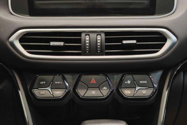 Used GAC Trumpchi GS4 2019 270T Automatic Two-Wheel Drive Elite Edition Audio And AC Panel