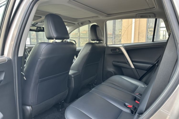 Used Toyota RAV4 2015 2.5L Automatic 4x4 Elite Edition Interior 3