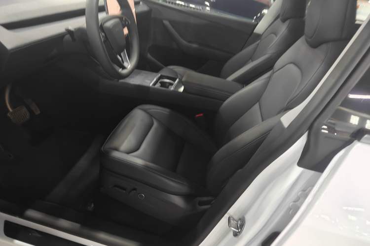 Used Tesla Model Y 2025 Long-Range All-Wheel-Drive Version