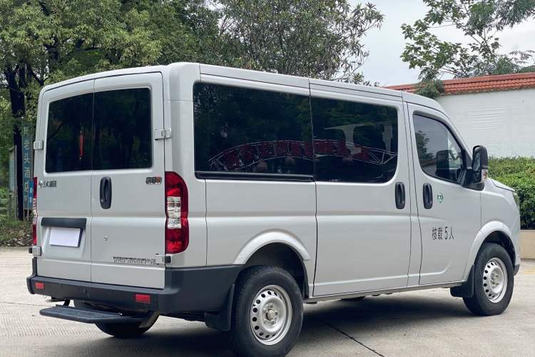 Used Dongfeng Yufeng Yufeng 2023 V9+ 2.0T Manual Front-Wheel-Drive Multi-Function Short-Chassis Low-Roof 5/6-Seater
