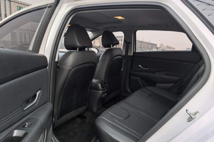 Used Hyundai Elantra 2023 1.5L CVT LUX Prestige Edition
