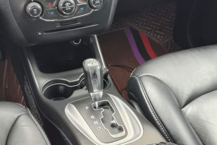 Used Fiat Freemont 2013 3.6L Intelligent All-Wheel-Drive Version Gear Lever