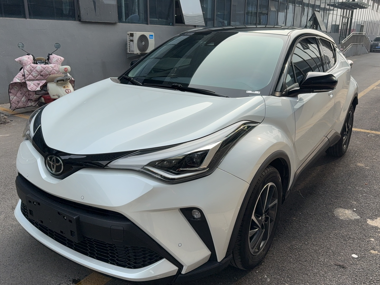 تحت مقدمة السيارة