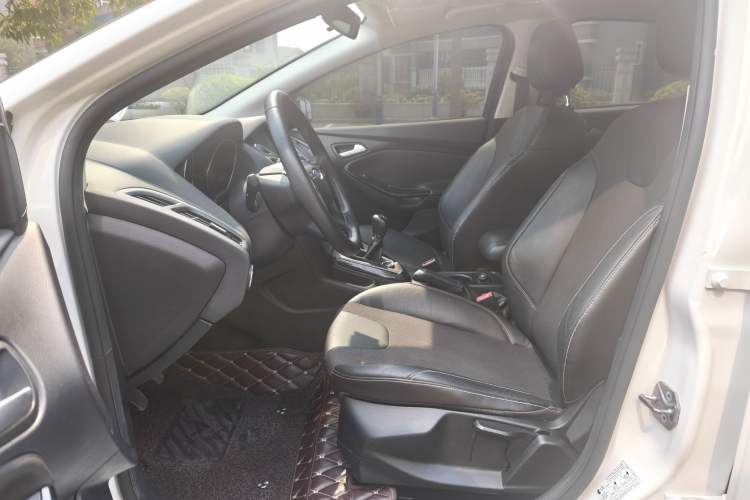 Used Ford Focus 2012 Sedan 1.6L Manual Fashion Edition Interior 4