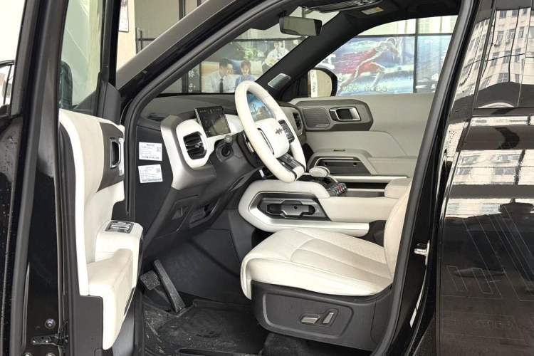 Used Formula Leopard Titanium 3 2025 501KM All-Wheel Drive Intelligent Driving Ultra Version Interior 3