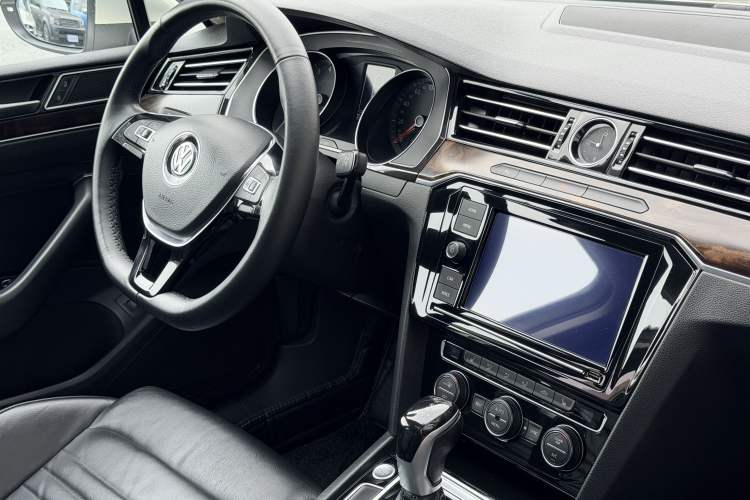 Used Volkswagen Magotan 2019 330TSI DSG Luxury Version China VI Standard Interior 2