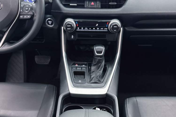 Used Toyota Wildlander 2023 Dual-Motor 2.5L E-CVT Two-Wheel Drive Luxury PLUS Edition Interior 4