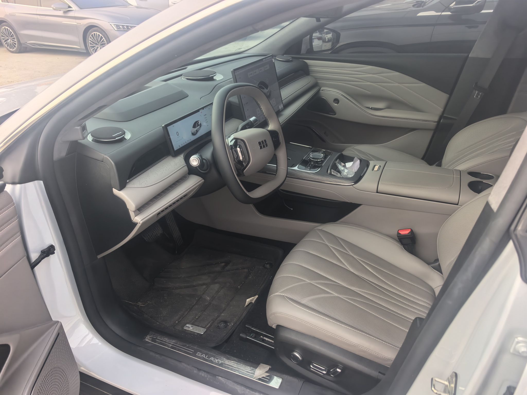 Geely Galaxy 8 2025 130km EM-i Flagship Edition — снимка 16