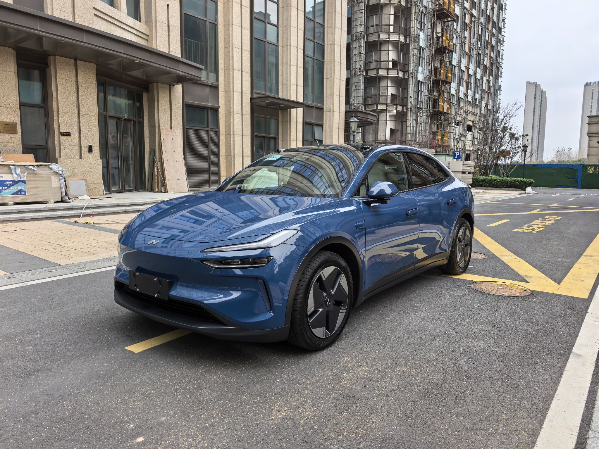 Под передней частью автомобиля