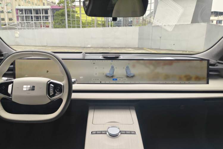 Used Geely Galaxy E8 2024 665 km Range Rear-Drive Starship Long-Range Version
