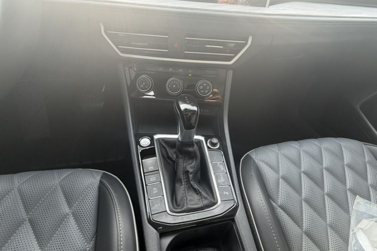 Used Volkswagen Sagitar 2023 300TSI DSG Excellence Edition Gear Lever