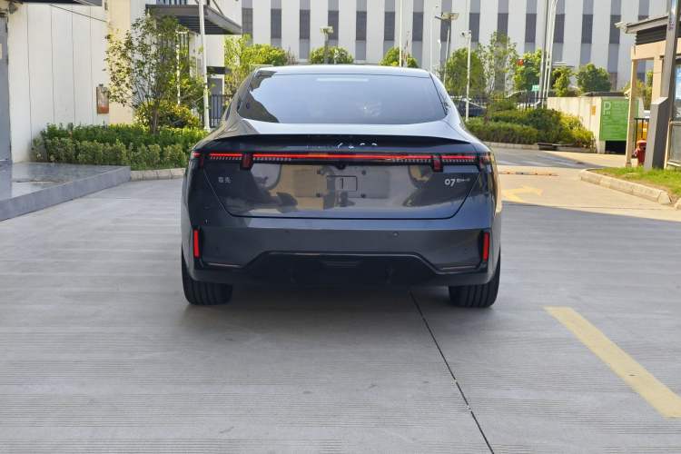 Used Lynk & Co 07 2024 EM-P 126 Long-Range Halo Exterior 4