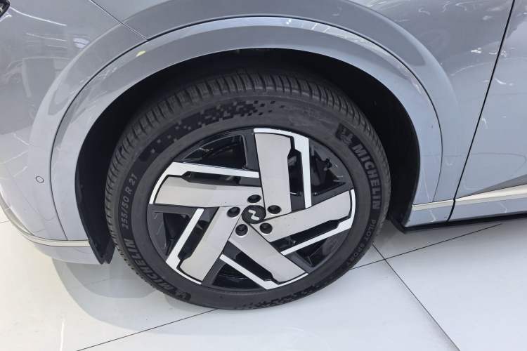 Used ONVO Luxeed L90 2025 Model—Ultra Six-Seater Version