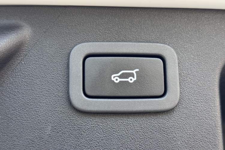 Used Land Rover Discovery Sport 2019 240 PS SE Dynamic Version China VI Standard
