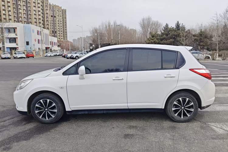 Used Venucia R50 2015 1.6L Manual Fashion Edition Exterior 6