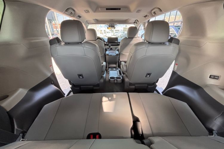 Used Toyota Granvia 2024 2.5L Hybrid Comfort Edition
