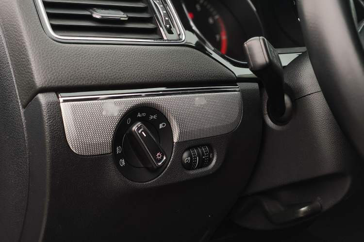 Used Volkswagen Sagitar 2018 1.6L Automatic Comfort Model Interior 8