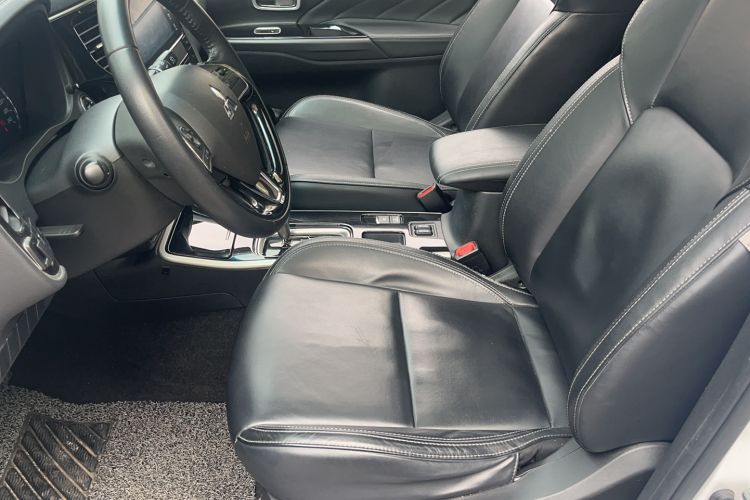 Used Mitsubishi Outlander 2019 2.0L Two-Wheel Drive Comfort Edition 7-Seater China VI Standard
