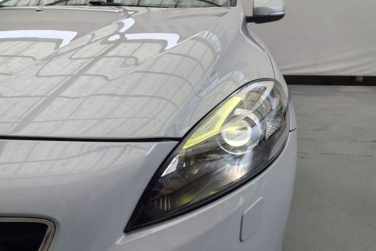 Used Volvo V40 2014 2.0T Zhiya Edition
