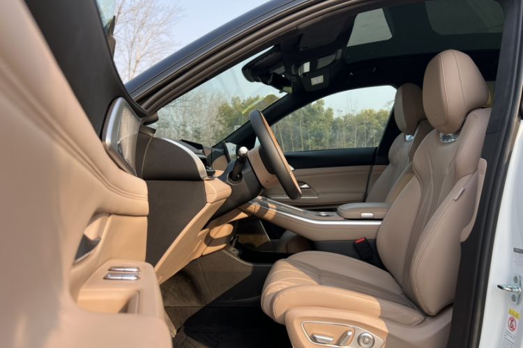 Used XPeng G9 2025 625 Long-Range Max Interior 1