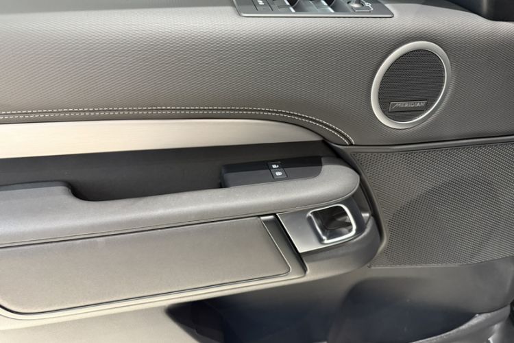 Used Land Rover Discovery 2023 Revised Version 360 PS R-Dynamic S Interior 2