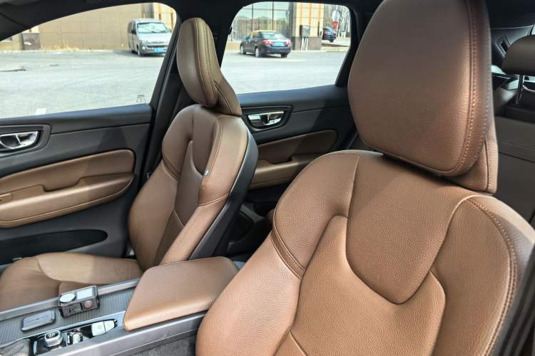 Used Volvo XC60 2021 T5 4x4 Smart Luxury Edition Interior 4