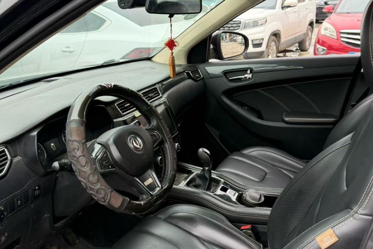 Used Dongfeng Fengon 580 2017 1.5T Manual Luxury Model Interior 1